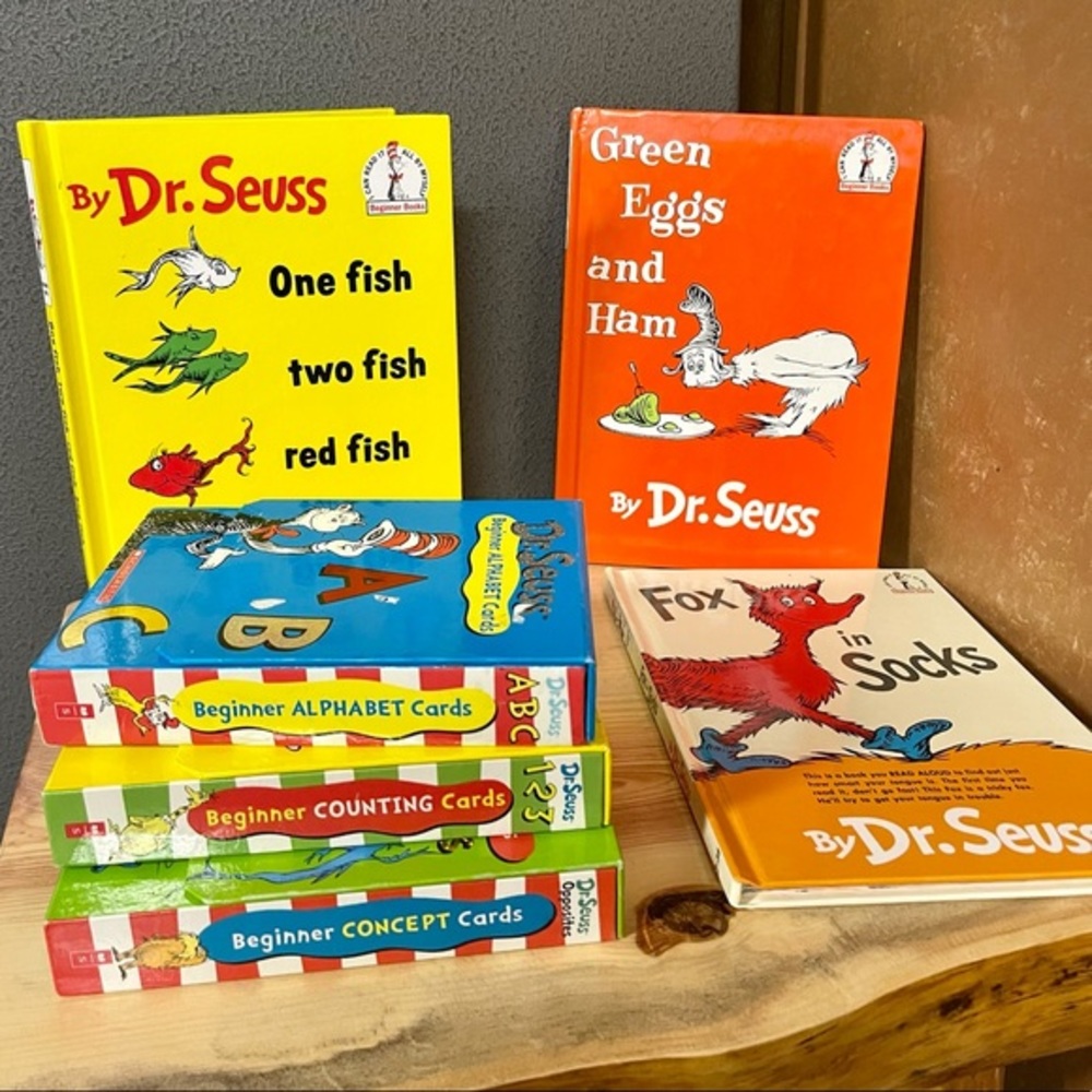 BUNDLE OF DR. SEUSS BOOKS AND FLASHCARDS